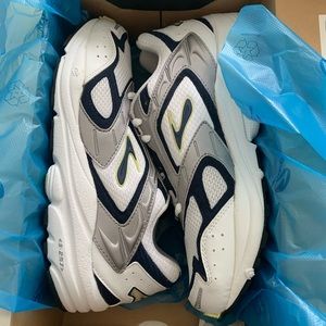 NIB, Brooks Dyad Sneakers